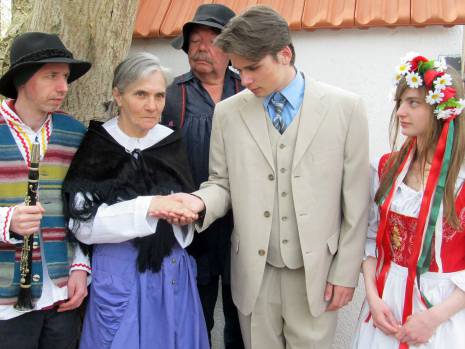 Piroschka bei der Kostuemprobe